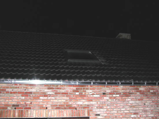 Dakpannen op het dak geplaatst